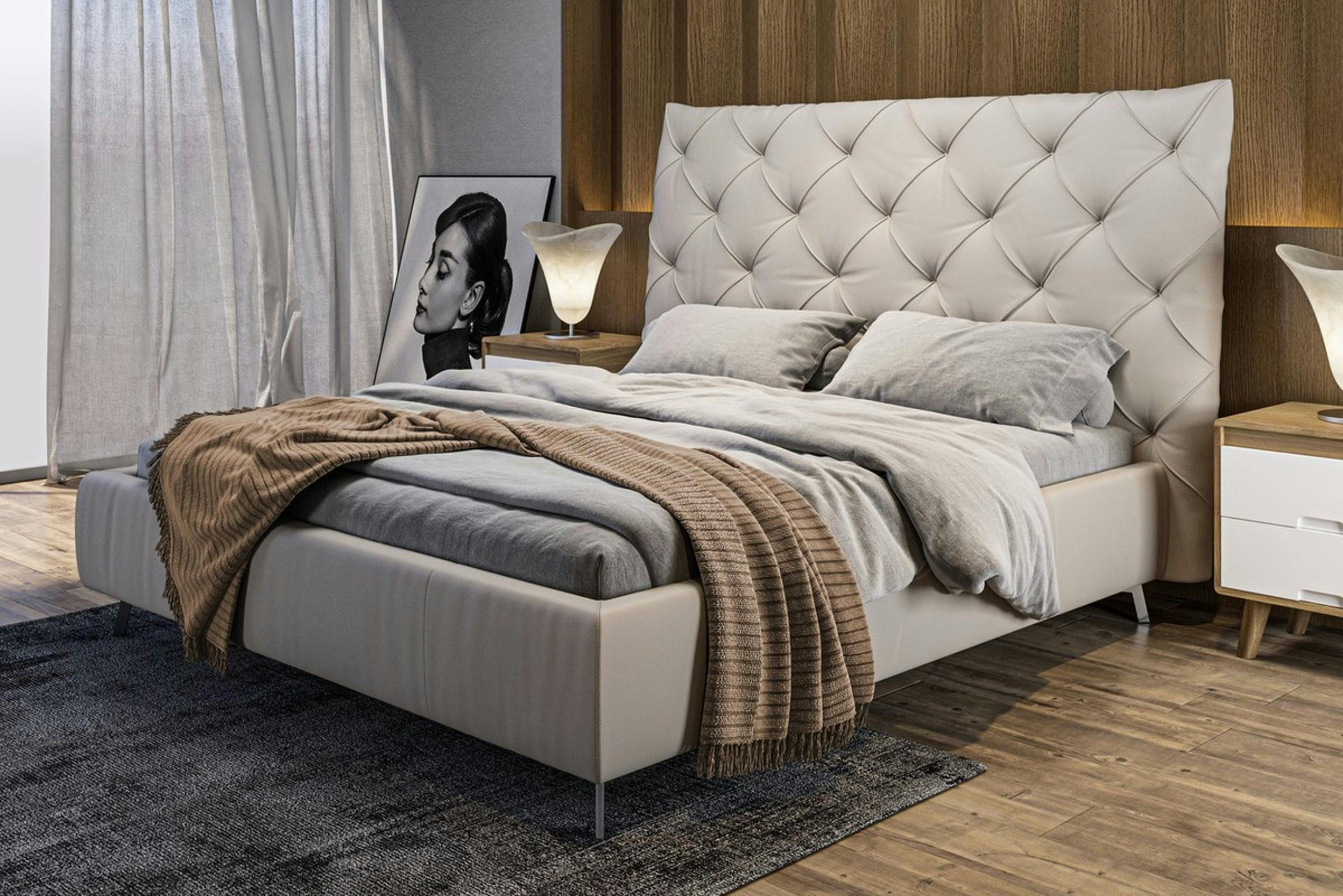 Bett aus hellgrauem Leder mit großem Kopfteil in einem Zimmer mit einem Foto von Audrey Hepburn