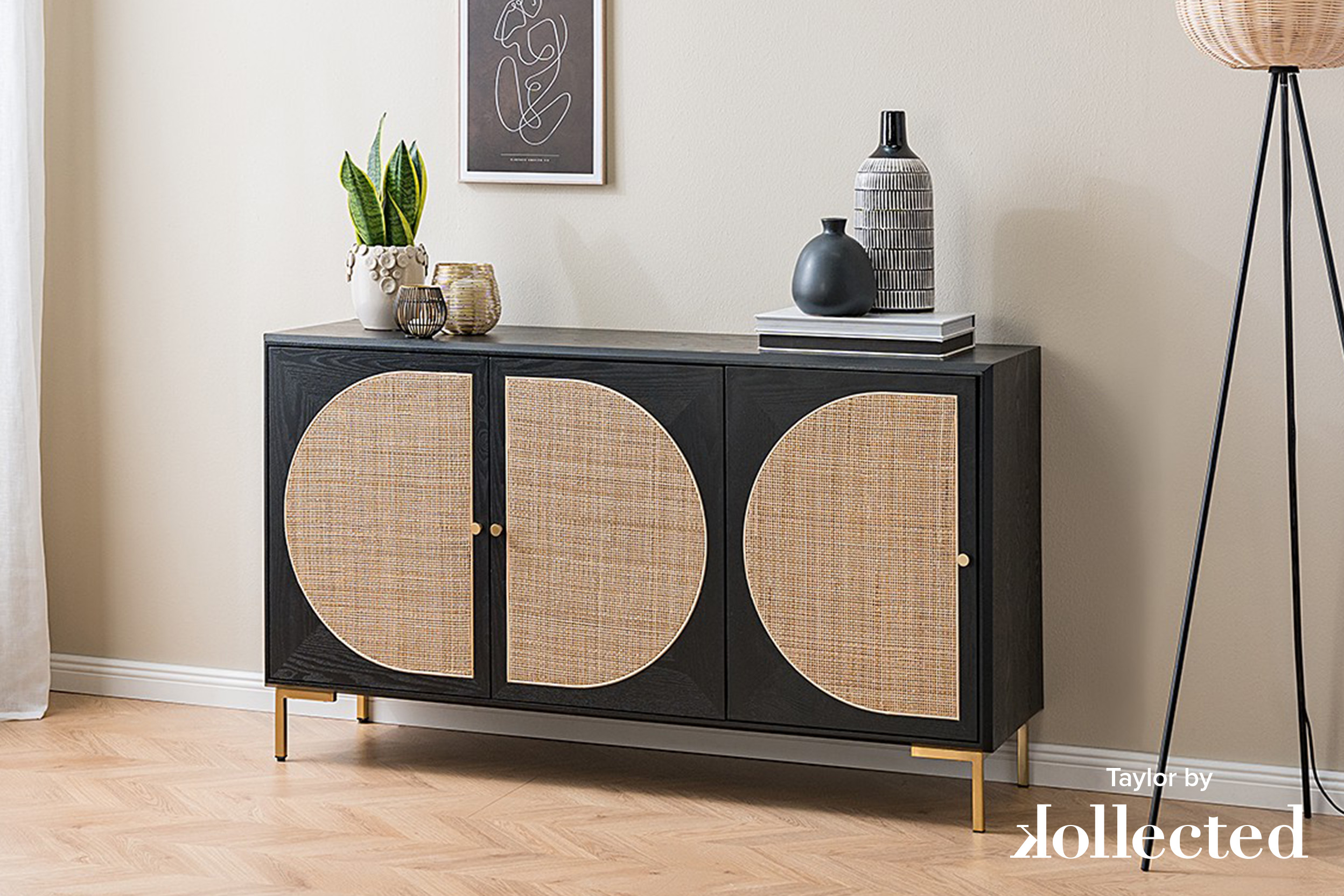 Schwarze Kommode mit geflochtenen Fronten und goldenen Möbelbeinen von kollected