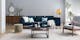Blaue Couch im Retro-Stil mit grauem Mid-Century-Sessel