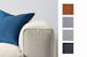 Gros plan sur un accoudoir de canapé beige et échantillons de tissu