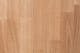 In hellen Naturhölzern eingerichtetes Esszimmer mit einem Tisch aus blondem Eichenholz umstellt von Stühlen aus geölter Esche mit Rattaneinsätzen und gepolsterter Sitzfläche, dazu ein beiger Wollteppich plus eine geflochtene Lampe; daneben eine Detailansicht von hellem Eichenholz.