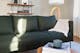 Sofa mit Plaid vor Stehlampe im Skandi-Stil