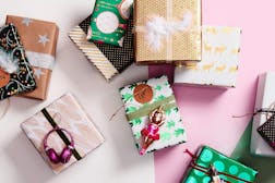 Weihnachtsgeschenke verpacken