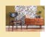 Donkere houten meubels in de retrostijl voor een mosterdgele muur en fotobehang met bloemenprint