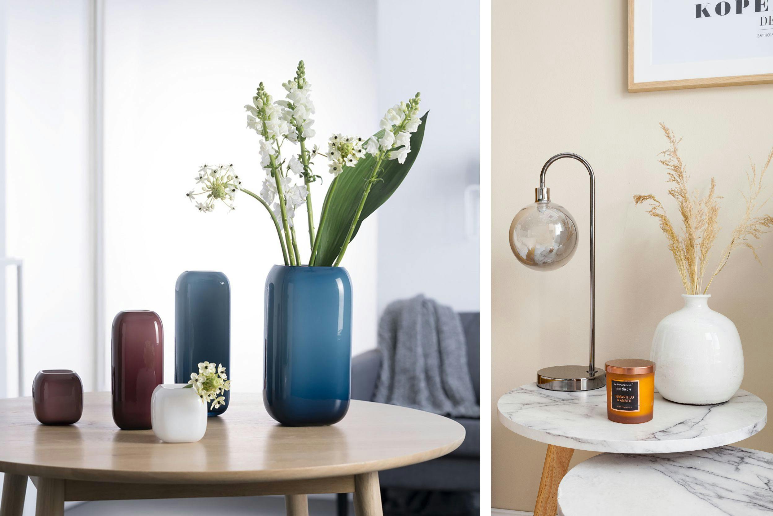 Combo de deux photos de vases sur une table, l'une avec des vases bleus de tailles différentes et des fleurs, l'autre avec un vase blanc façon boule avec une bougie et une lampe