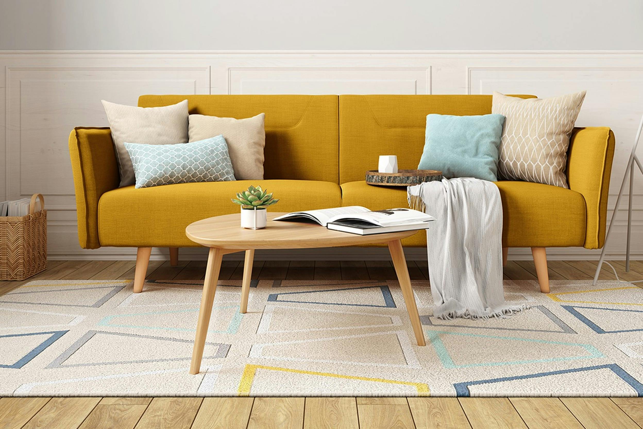 Wohnzimmer mit gelbem Retro-Sofa mit beigen und blauen Kissen, buntem Teppich und einem Couchtisch