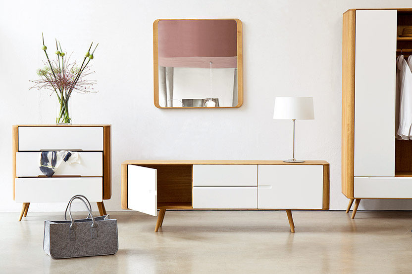 Kommode, Sideboard, Kleiderschrank und Spiegel im weißen, skandinavischen Retro-Look
