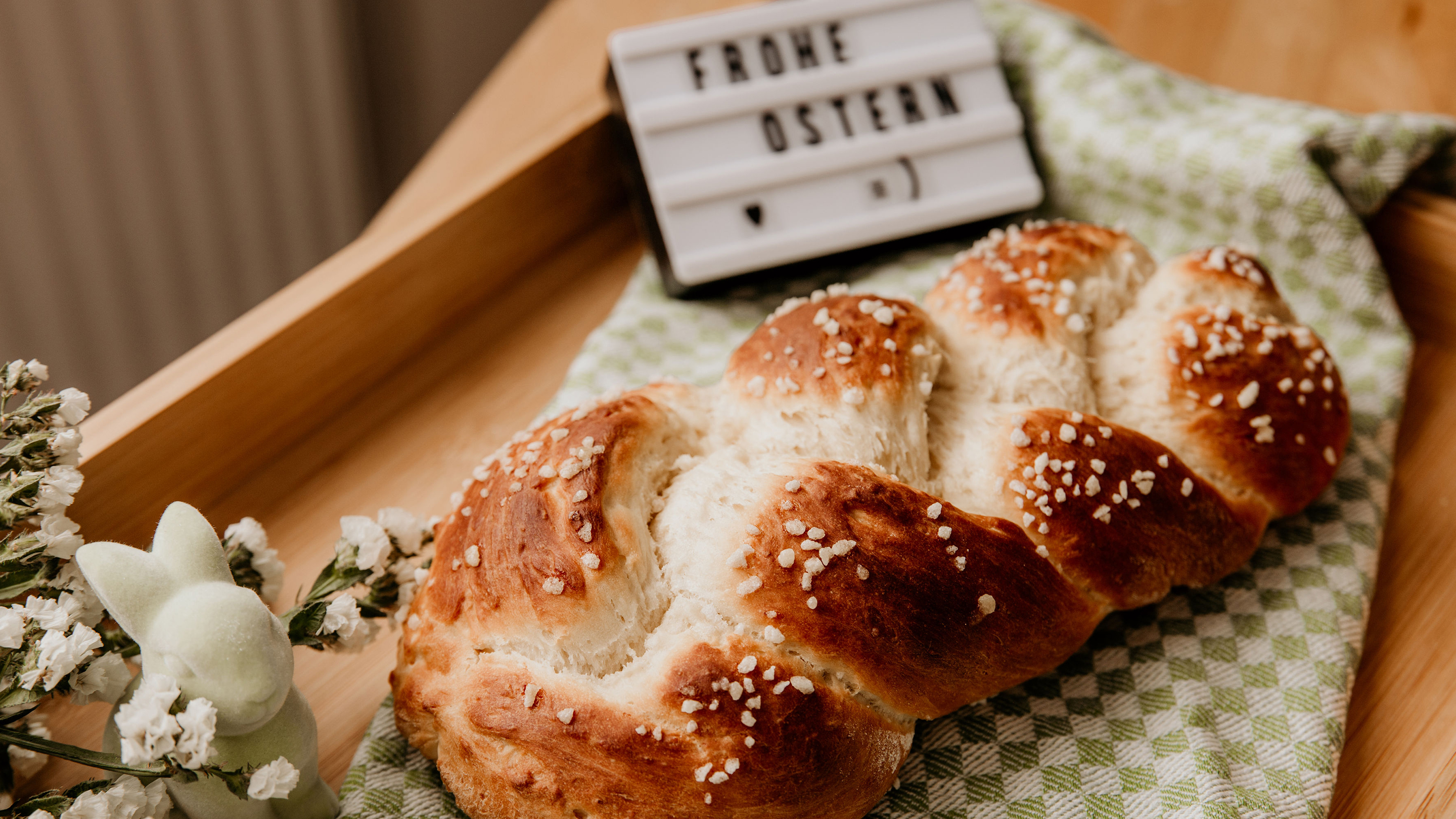 Veganes Rezept für den Osterzopf (Marke des Geschirrs: Butlers).