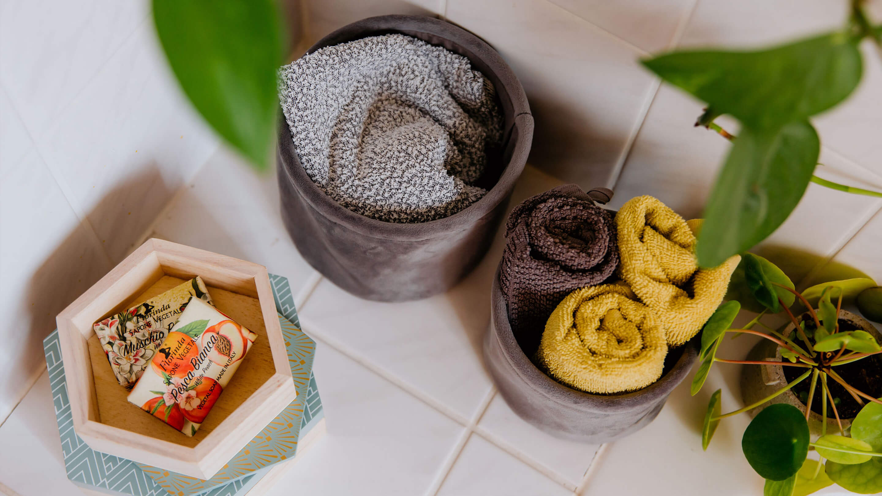 Bunte Kisten und Körbe als Eyecatcher (Marke der Deko-Accessoires: Butlers).