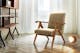 Skandi-Sessel mit Armlehnen und Gestell aus Massivholz in Wohnzimmereinrichtung im Industrial-Stil