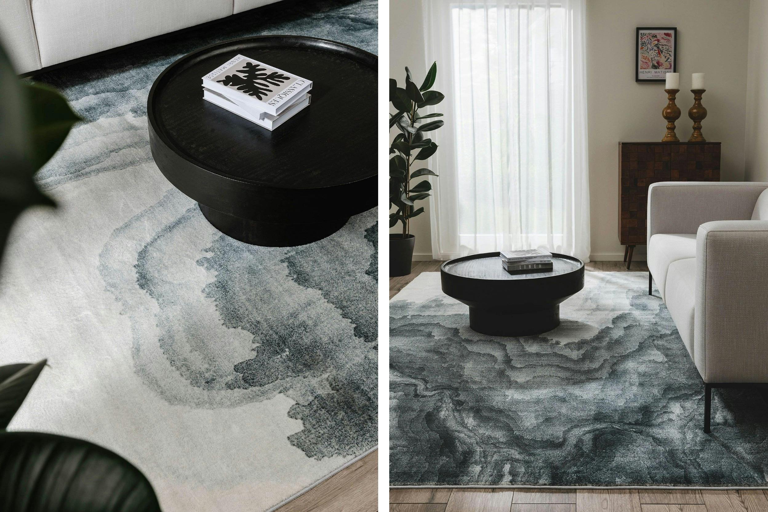 Modern eingerichtetes Wohnzimmer mit grau-weißem Teppich mit Aquarell-Muster
