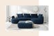 Grand canapé bleu marine aux formes courbes, combiné à un mobilier qui privilégie également les arrondis : repose-pieds, bout de canapé, lampadaire et miroir.