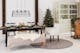 Weihnachtliches Esszimmer mit schwarzem Esstisch, Armlehnen-, Streben- und Rattanstühlen sowie einer Sitzbank, dazu eine Hängelampe aus Metall im Industrial-Stil. Daneben eine Home-Bar mit weißen Barhockern aus Leder, einem Bartisch aus dunklem Holz und einem weißen Buffetschrank im Landhausstil.