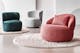Drei verschiedene Accent Chairs bzw. auffällig designte Sessel in verschiedenen Farben und Stoffen präsentiert in einem hellen Raum mit runden Hochflorteppichen.
