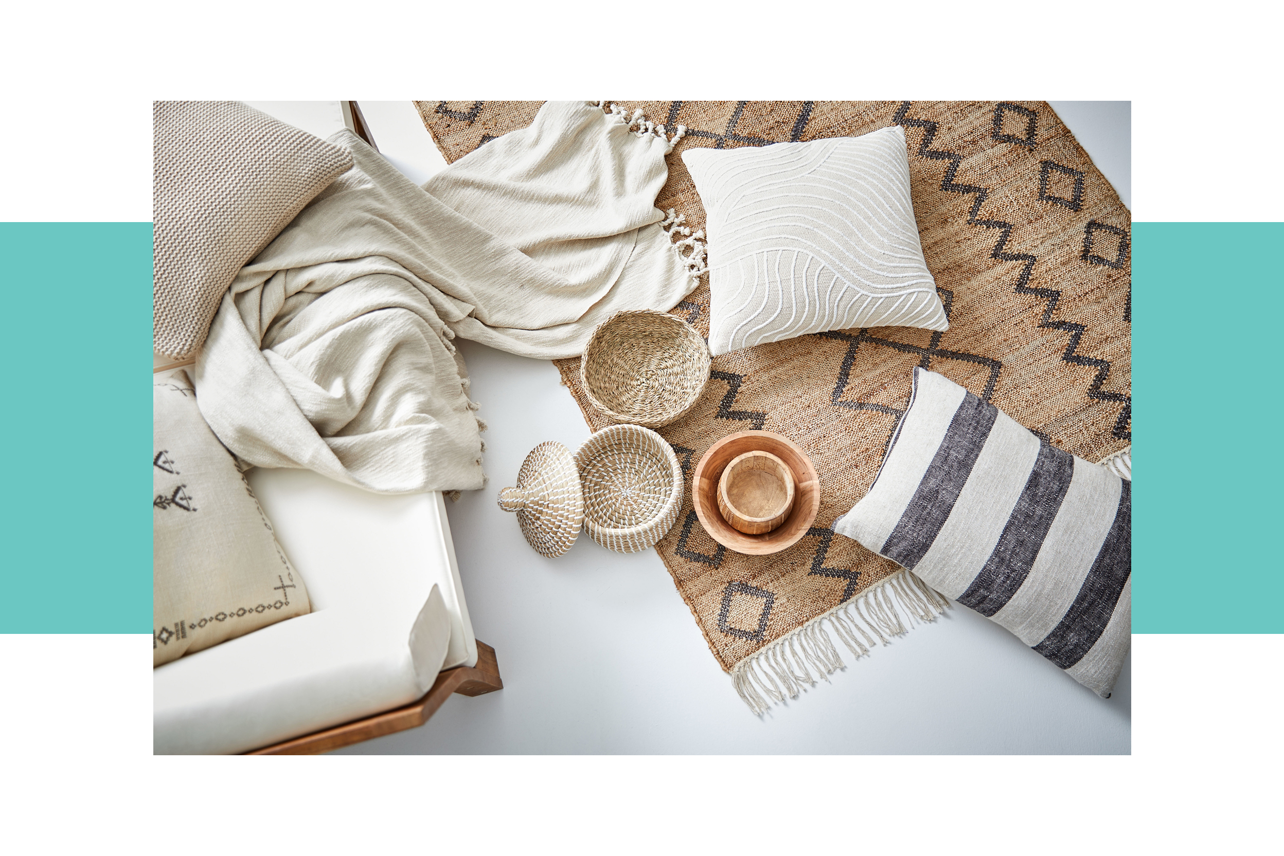 Holzbank und -hocker von BUTLERS mit beflochtener Sitzfläche sowie einem Juteteppich, beigen Boho-Kissen Bastkorb mit Grünpflanze; daneben Draufsicht auf einen Juteteppich, Kissen, Decke und Daybed in Beige sowie geöffnete Schälchen aus Bast.