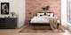 Une chambre moderne avec des meubles en bois rustique