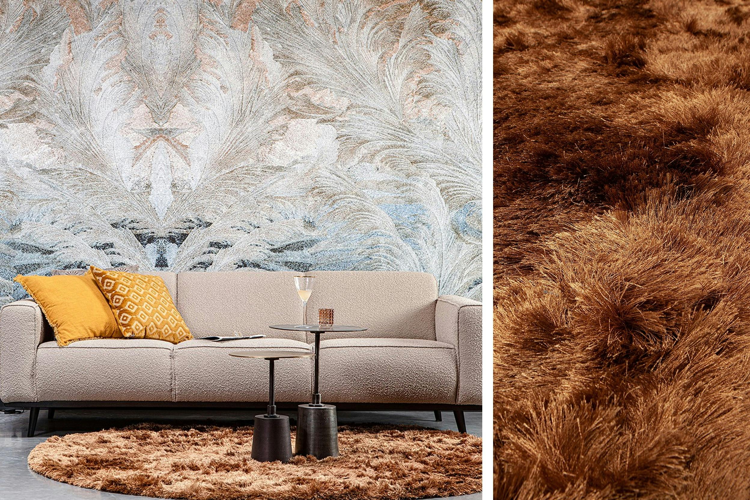 Flauschiger Shaggy in Wohnzimmer mit heller Couch und glamouröser Beistelltische