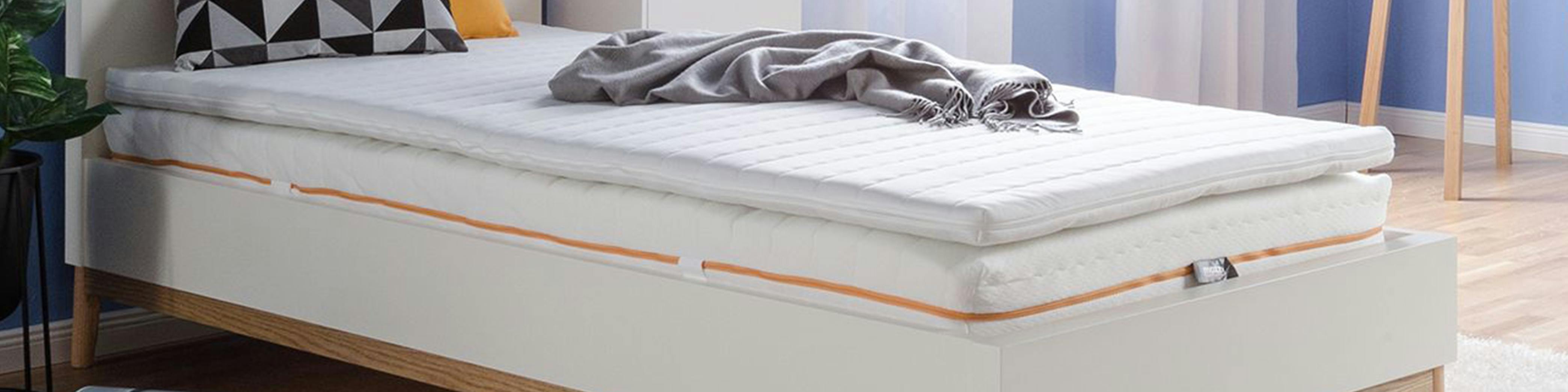 Bett mit Matratze und Matratzentopper