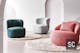 Drei verschiedene Accent Chairs bzw. auffällig designte Sessel in verschiedenen Farben und Stoffen präsentiert in einem hellen Raum mit runden Hochflorteppichen.