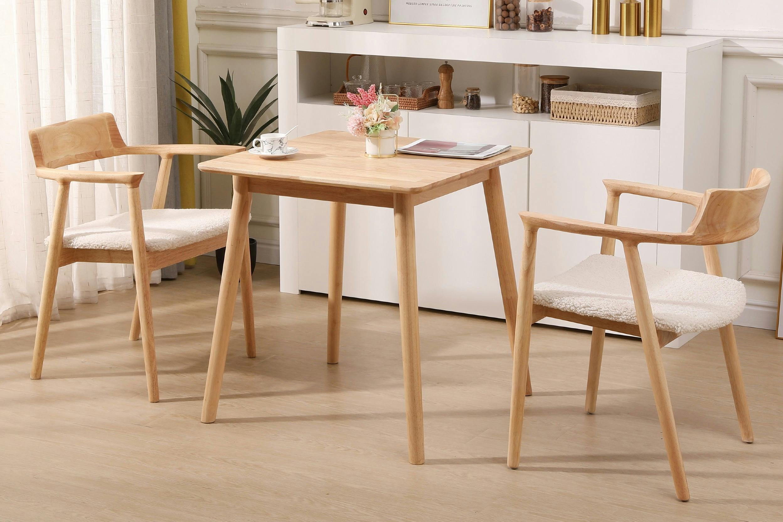 Quadratischer Esstisch aus Holz mit 2 Esszimmerstühlen im skandinavischen Design