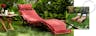 Lettino di legno con cuscino rosso mattone e tavolino di legno richiudibile; accanto, un'immagine di due lettini di legno con cuscini bianchi in un giardino