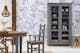 Eethoek in landelijke stijl met grijze houten meubels en een gebloemd blauw fotobehang