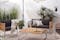 Gartenmöbel aus Teakholz im modernen Stil mit Sonnenschirm, Outdoor-Teppich, Kissen, Plaid und vielen Pflanzen.