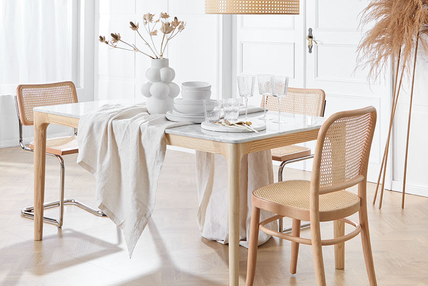 Warm Minimalism gedeckter Tisch