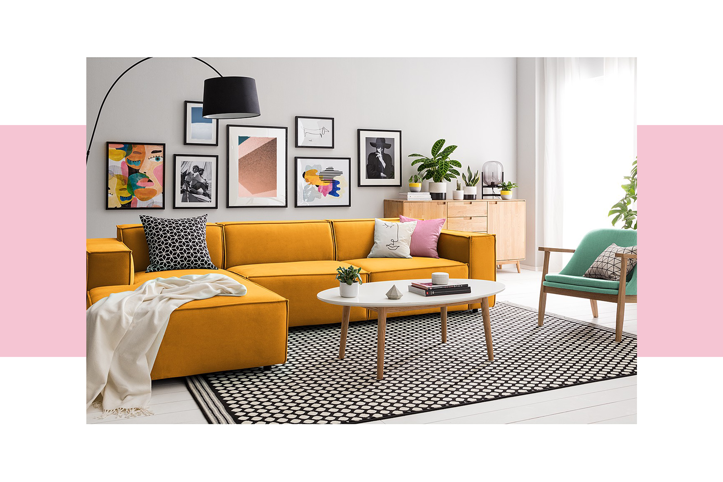 Gelbes Ecksofa und mintgrüner Sessel kombiniert mit weißen Skandi-Möbeln und grafischem Schwarz-Weiß-Muster; rosa und gelbe Candy Colors peppen die weiße Skandi-Essecke fröhlich auf.