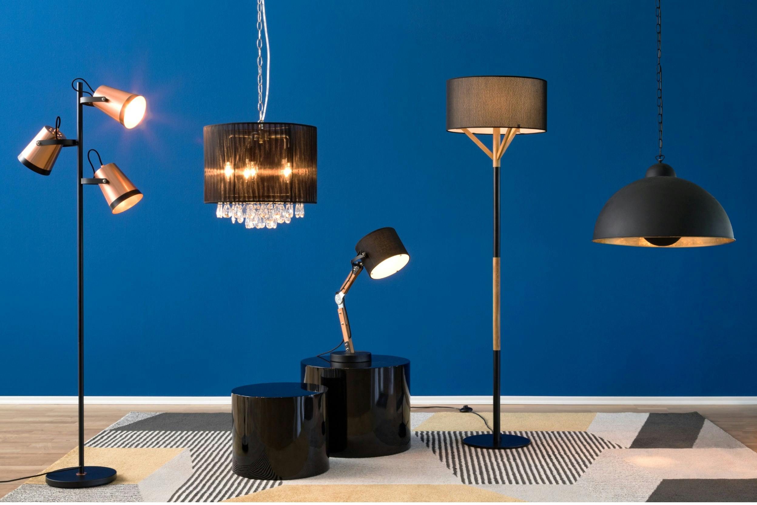 Photo de luminaires de divers styles : lampadaires, lampes de table, et à suspension