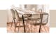 Crèmekleurige fluwelen stoelen en goudkleurige details, bijv. op stoelpoten en lampen, laten zien hoe je de eetkamer in hygge glam stylet