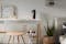 Skandinavisches Homeoffice im Schlafzimmer mit weißen Holzmöbeln und natürlichen Accessoires