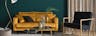 Salon équipé d'un canapé en velours couleur miel ambré, d'un fauteuil avec une structure en laiton, et d'une table basse en laiton et marbre vert