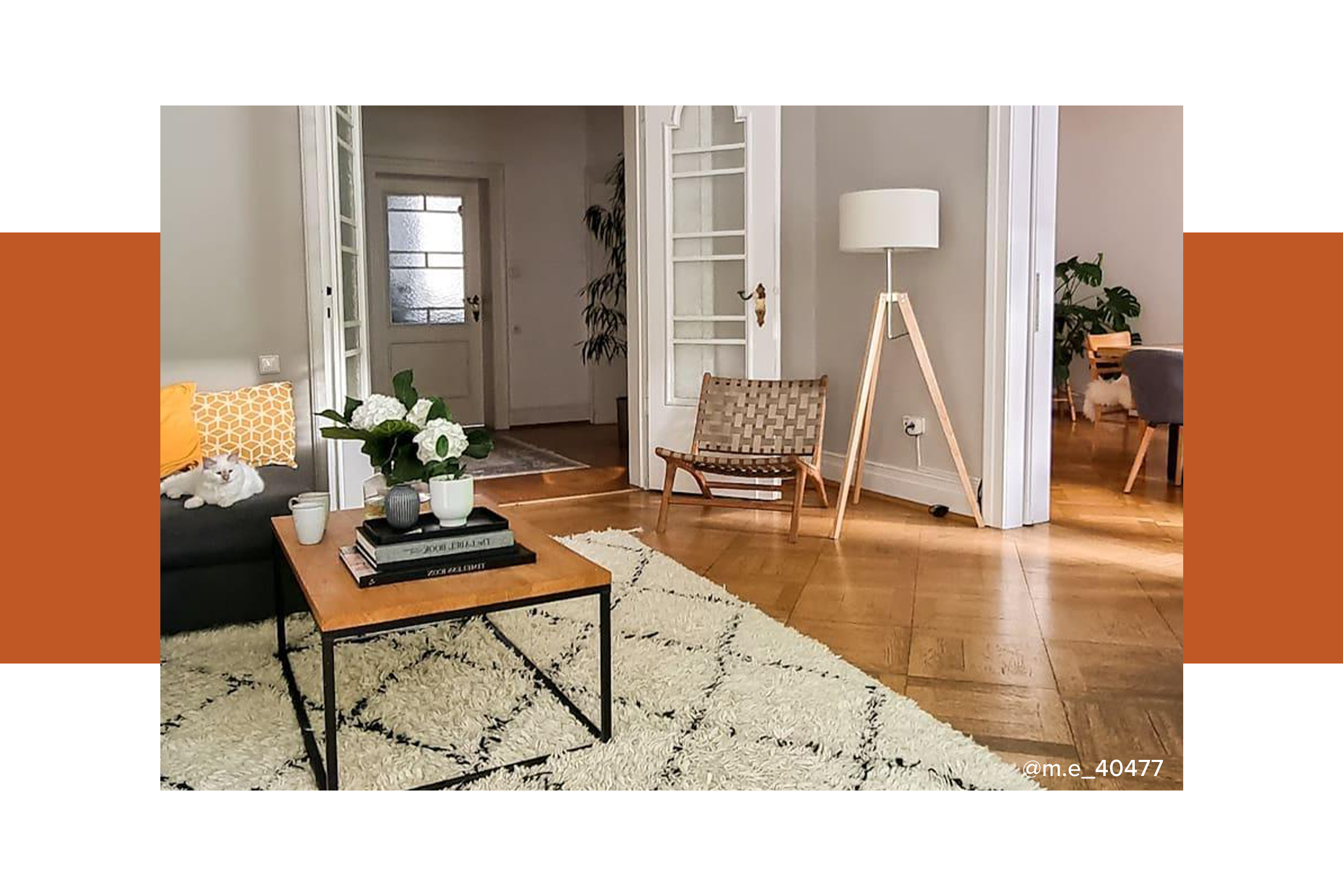 Gemütliches Wohnzimmer, im Mittelpunkt ein hellbeiger Teppich mit dezenten Rautenmustern; daneben ein runder Teppich mit schwarz-weißem Blumenmuster.