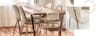 Cremefarbene Samtstühle und goldene Details, z. B. an Stuhlbeinen und Lampe, zeigen, wie man Hygge Glam im Esszimmer stylt
