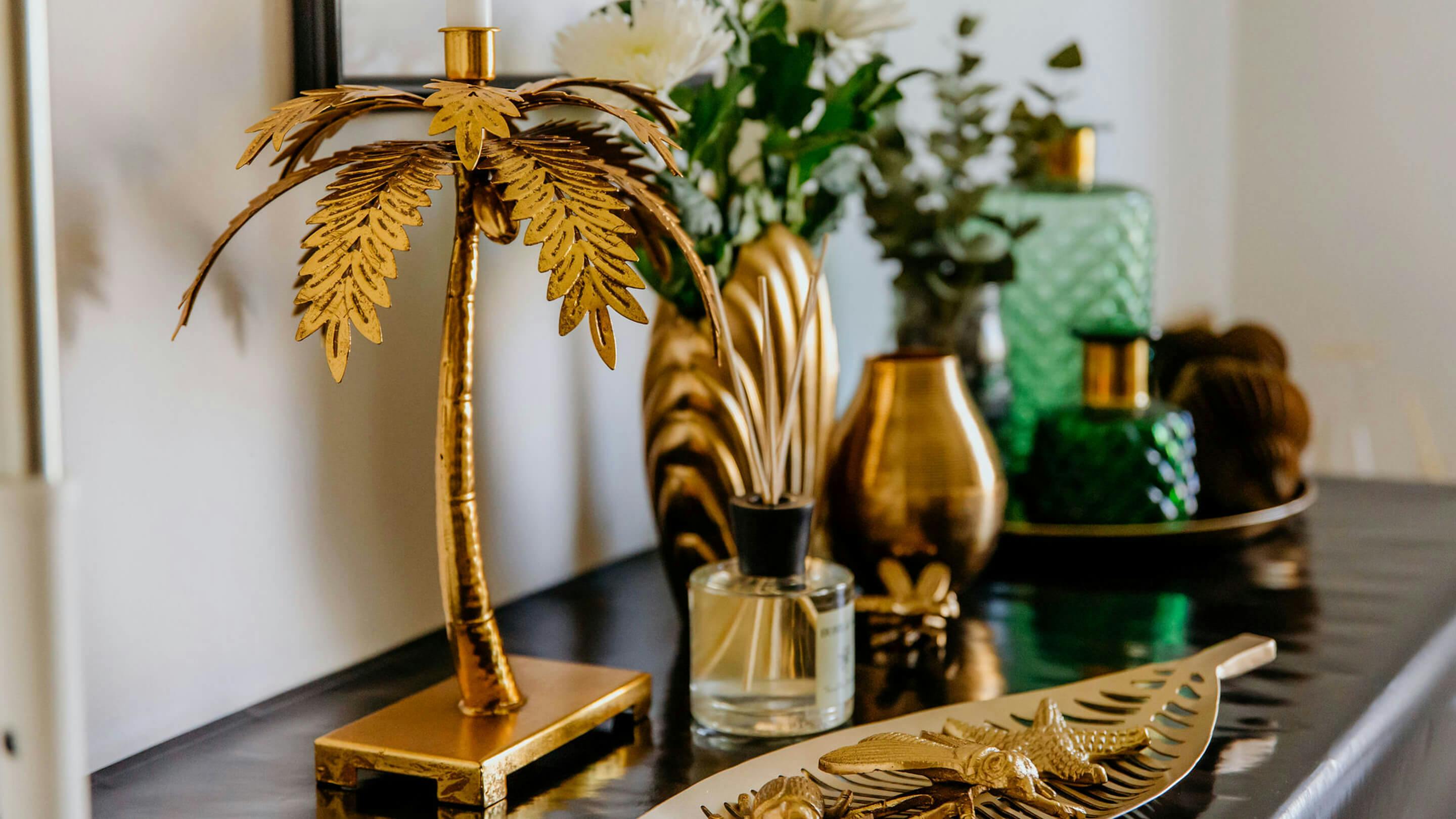 Goldene Accessoires (Marke der Vasen und Deko-Accessoires: Butlers).
