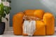 Kat op een oranje fauteuil