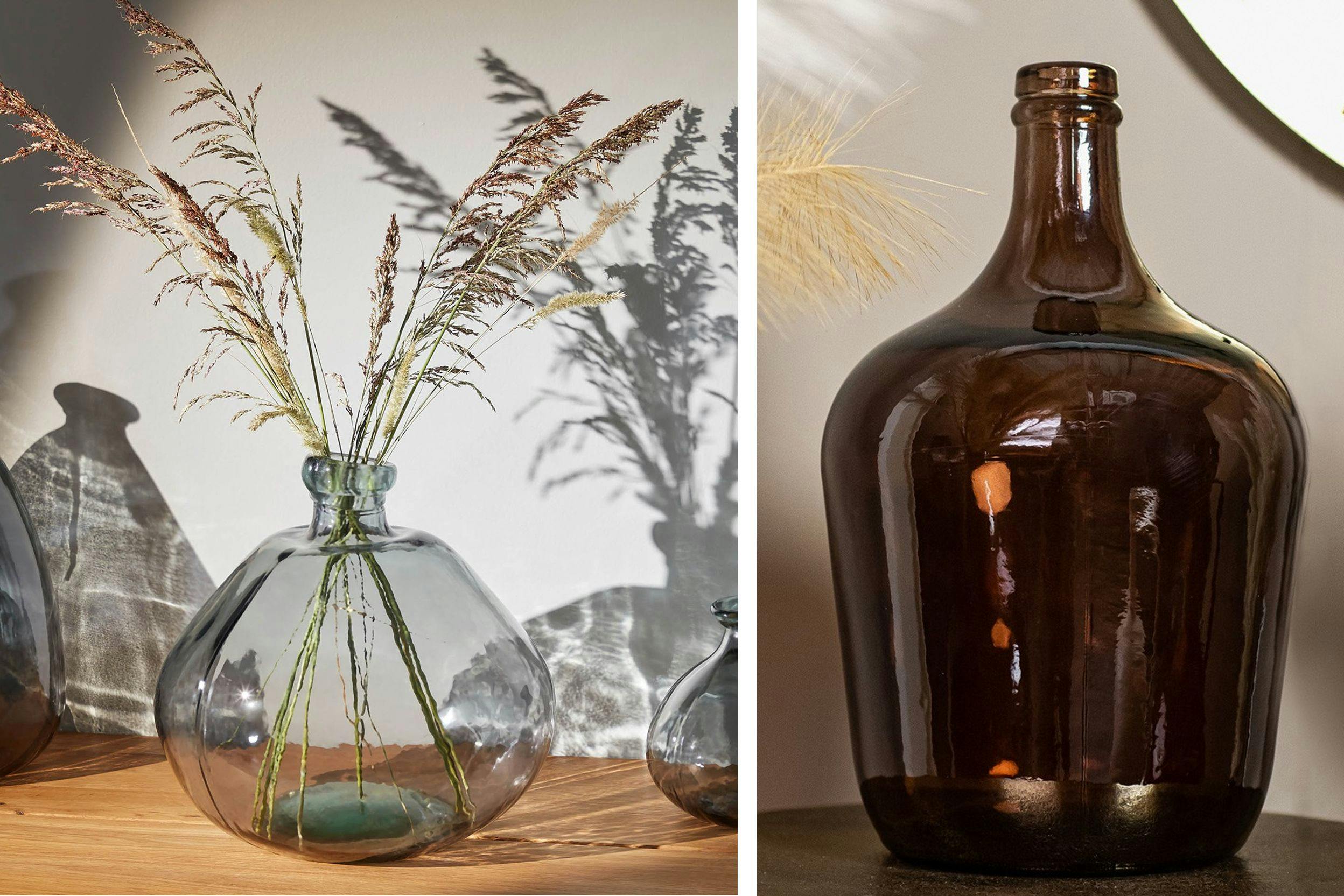 Deux photos : à gauche, un vase bleu translucide de style irrégulier avec des plantes dedans, et à droite, une dame jeanne couleur ambre 