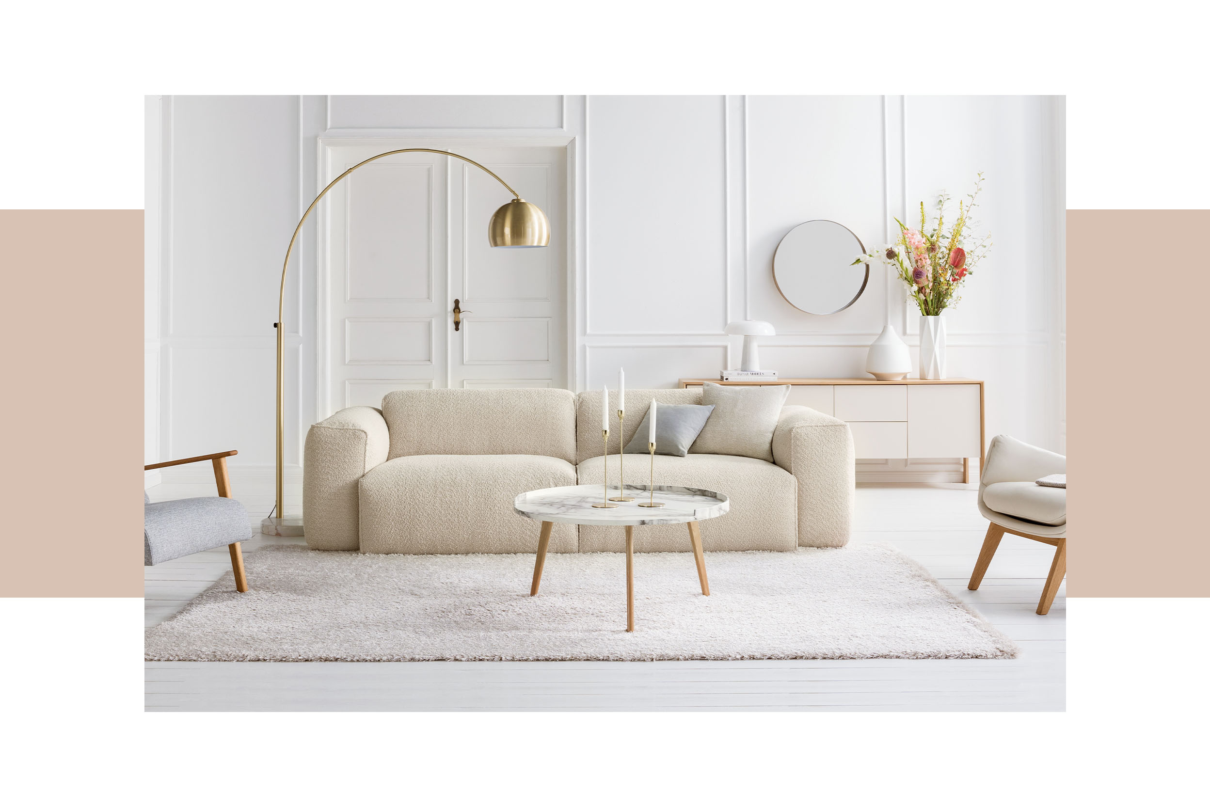 In Weiß und Cremetönen gehaltenes Altbau-Wohnzimmer mit goldener Steh- und Pendelleuchte, beigem Teppich und mittig platziert einem mit Bouclé-Stoff bezogenen beigen Hocker und Sofa; daneben Detailbild von hellem Bouclé-Polsterbezug