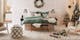 Weihnachtlich dekoriertes Schlafzimmer im Skandi-Stil mit Möbeln der home24 Exklusivmarke Studio Copenhagen, wie zum Beispiel Boxspringbett KINX. Dazu stilvolle Sessel, Weihnachtsbäume und -deko, ein Pouf, eine weiße Skandi-Kommode und viele flauschige Textilien.