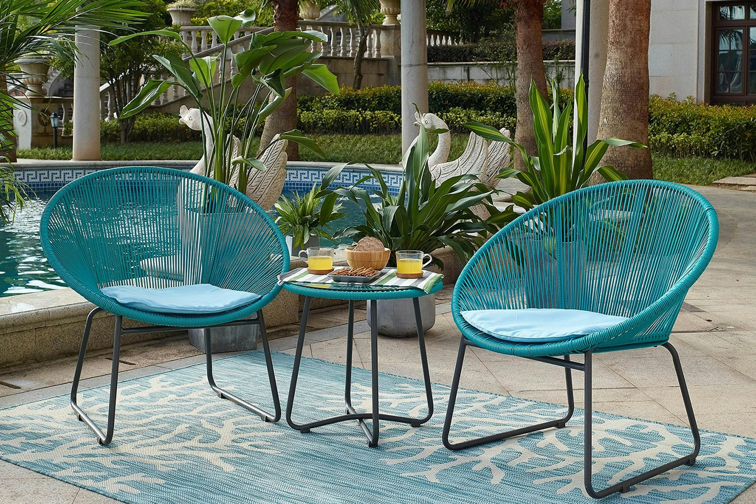 Lounge-Set mit 2 Stühlen und Outdoor-Teppich in Türkis vor einem Pool
