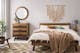 Slaapkamer met industriële houten meubels en textiel in boho look