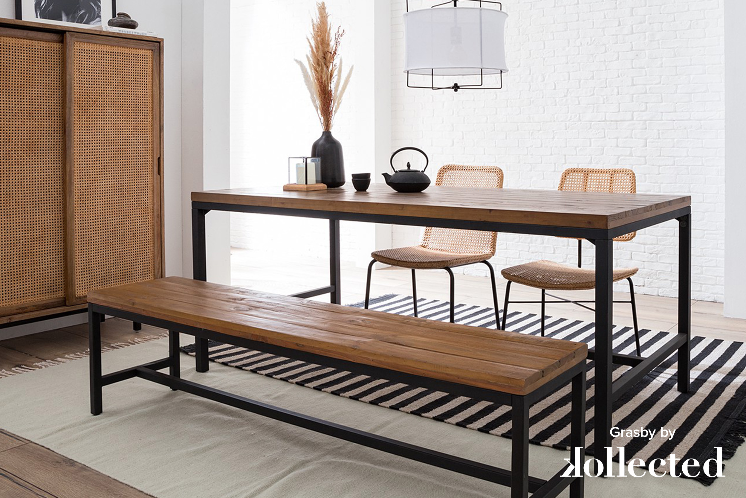 Esszimmer mit Holzmöbeln, Rattanstühlen und einer Kommode mit Wiener Geflecht