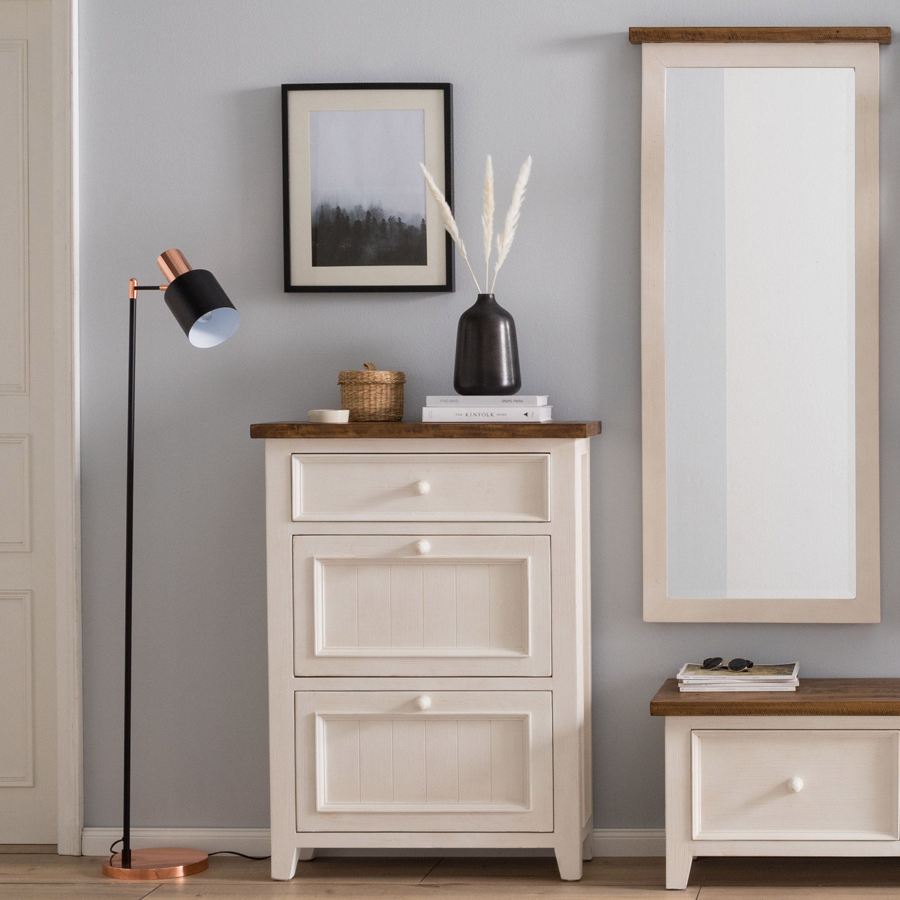 Weiße Flurmöbel mit braunen Holzapplikationen