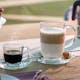Kaffeetassen aus Glas, links Espresso, rechts Latte Macchiato