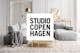 Zithoek Hudson in modern Deens design van het exclusieve merk Studio Copenhagen. De bank heeft organische lijnen, een bekleding van grijze geweven stof, een riant zitoppervlak en een hoogwaardige voering van schuimstof.
