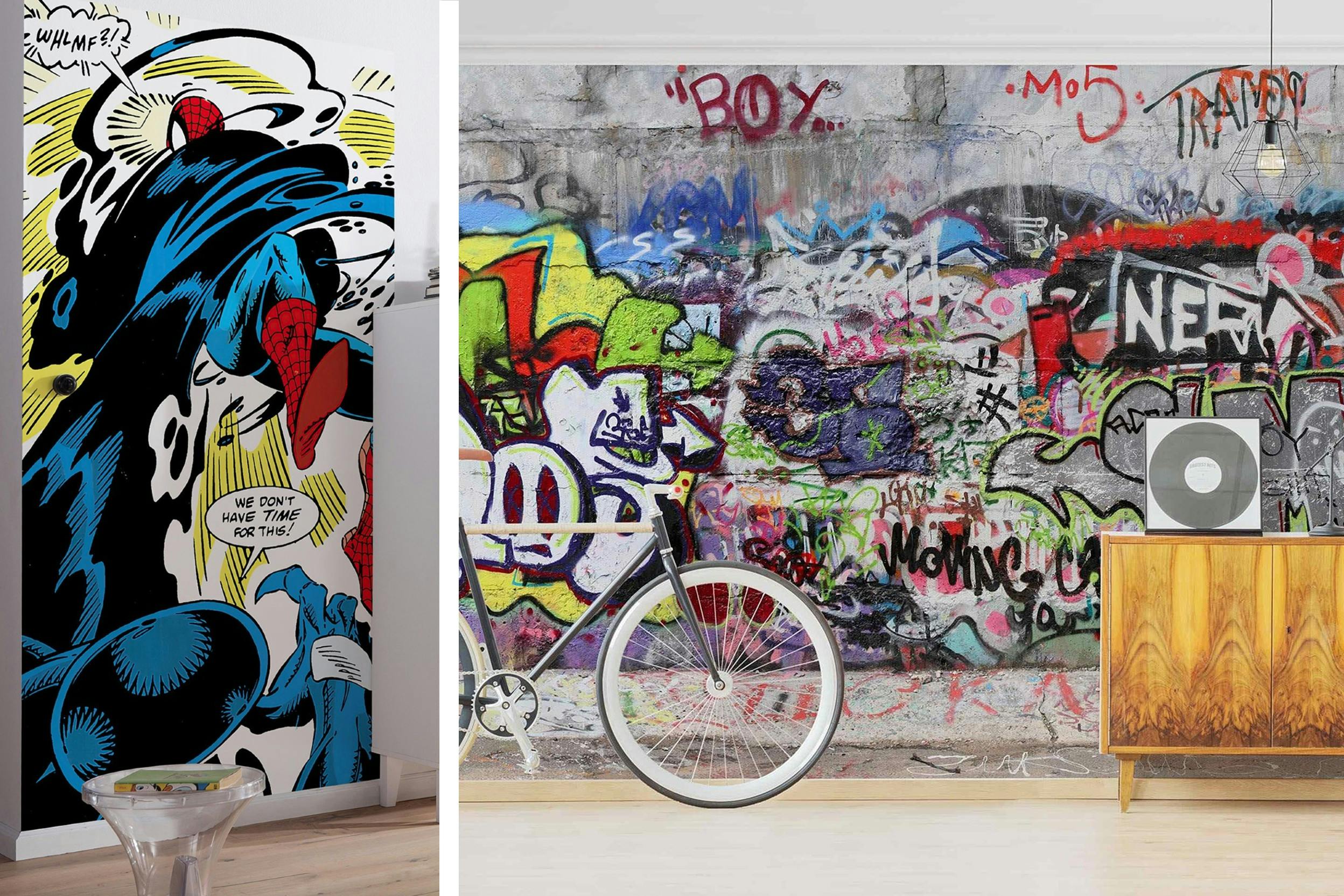 Spiderman-behang. graffitibehang met daarvoor een fiets en houten sideboard