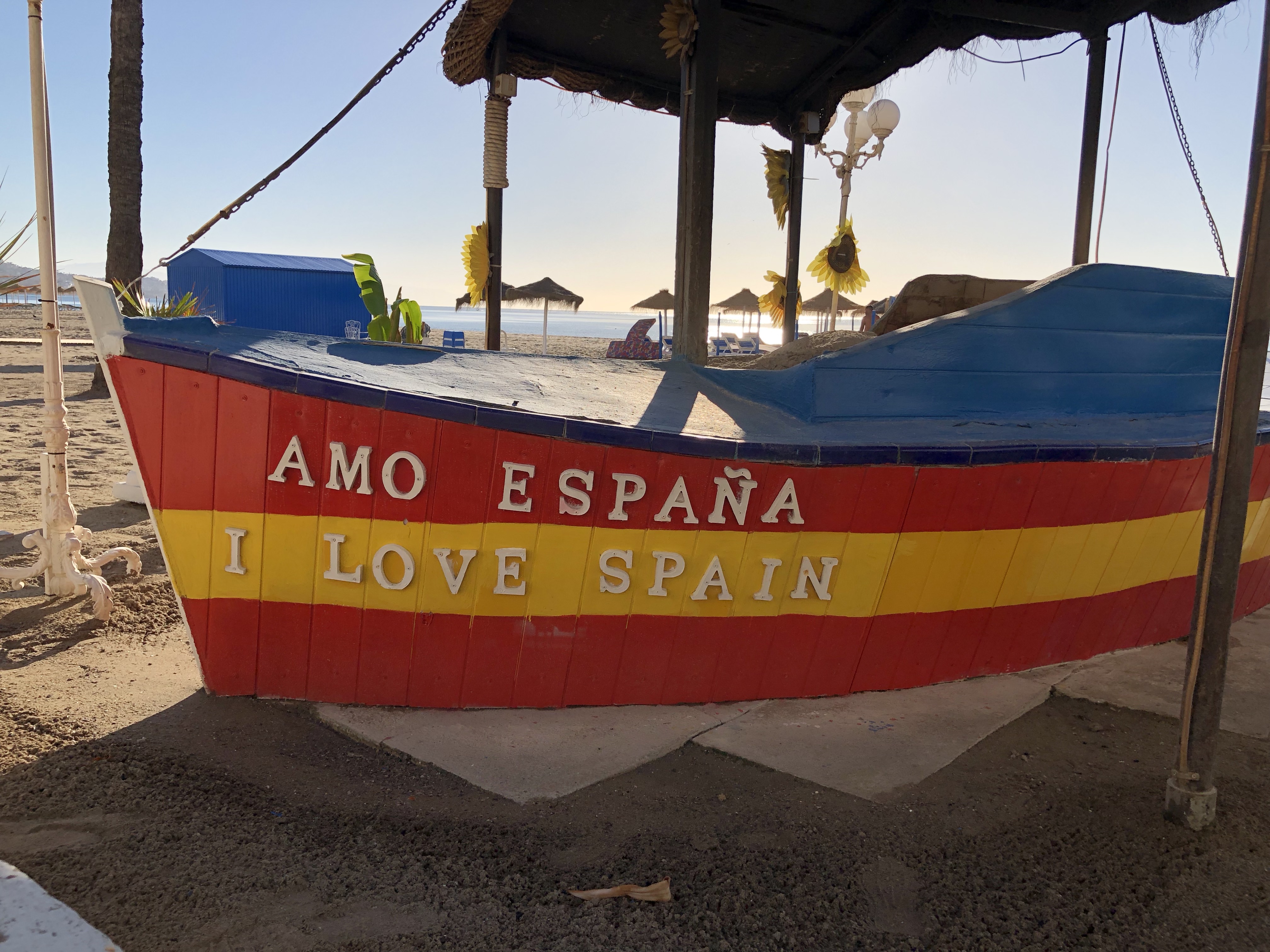 Spansk båd med "amo espana i love it" skrivet i stäven.