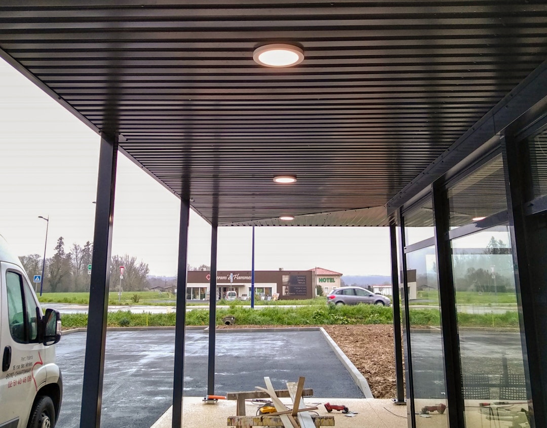 Électricité et services d'éclairage extérieur : véranda, jardin, allée