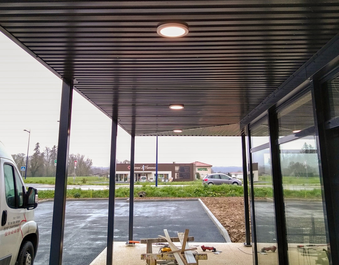 Électricité et services d'éclairage extérieur : véranda, jardin, allée